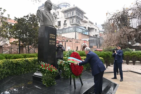Əli Əsədov Tbilisidə Ümummilli Lider Heydər Əliyevin abidəsini ziyarət edib