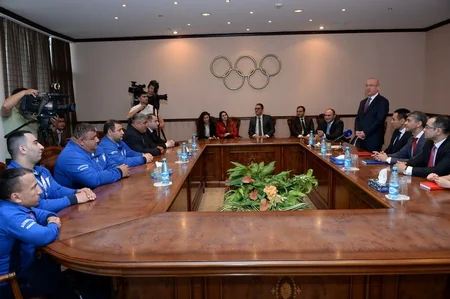 Azər Əliyev pauerliftinq üzrə paralimpiya milli komandasının üzvləri ilə görüşüb