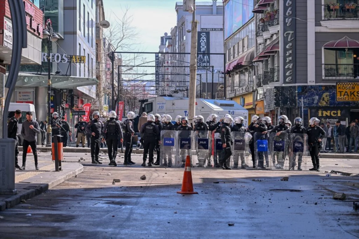 В турецкой провинции Ван проходят массовые митинги