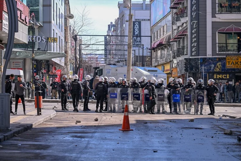 В турецкой провинции Ван проходят массовые митинги