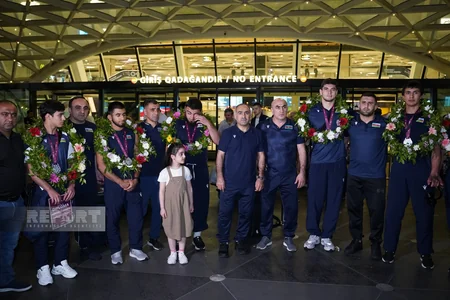 Avropa çempionatında komanda hesabında birinci olmuş Azərbaycan güləşçiləri Vətənə qayıdıb