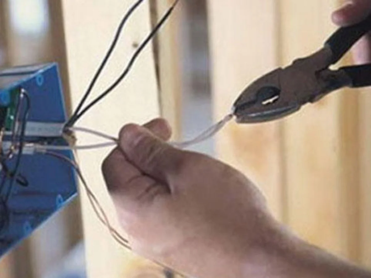 Bakıda təmir işləri aparan şəxsləri elektrik cərəyanı vurub, bir nəfər ölüb