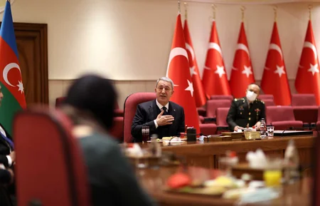 Hulusi Akar Vətən müharibəsi şəhidi Valeh Məmiyevin ailə üzvləri ilə görüşüb