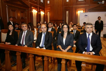 “Gənc Hüquq Müdafiəçiləri” səhnələşdirilmiş məhkəmə müsabiqəsinin final mərhələsi keçirilib