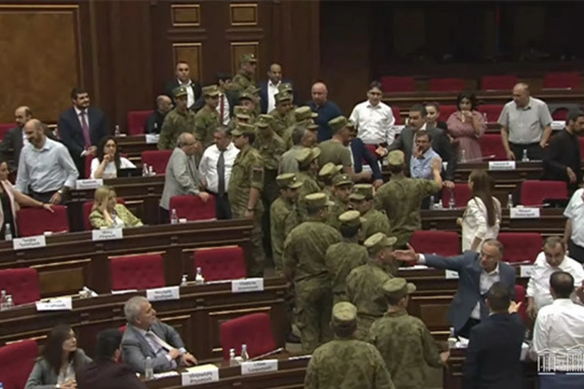 Ermənistan parlamentində qarşıdurma yaranıb, mühafizə xidməti hadisəyə müdaxilə edib