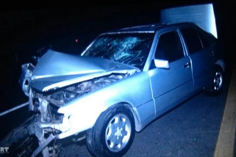 В Джалилабаде автомобиль врезался в железобетонное ограждение, 5 человек получили ранения - ФОТО