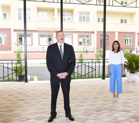 Президент Ильхам Алиев принял участие в церемонии вручения ключей от квартир и автомобилей инвалидам и семьям шехидов