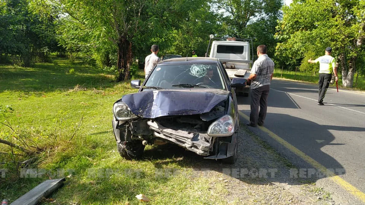 В Огузе автомобиль врезался в дерево, есть пострадавшие