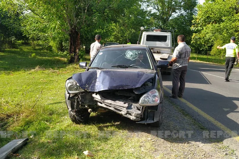 В Огузе автомобиль врезался в дерево, есть пострадавшие