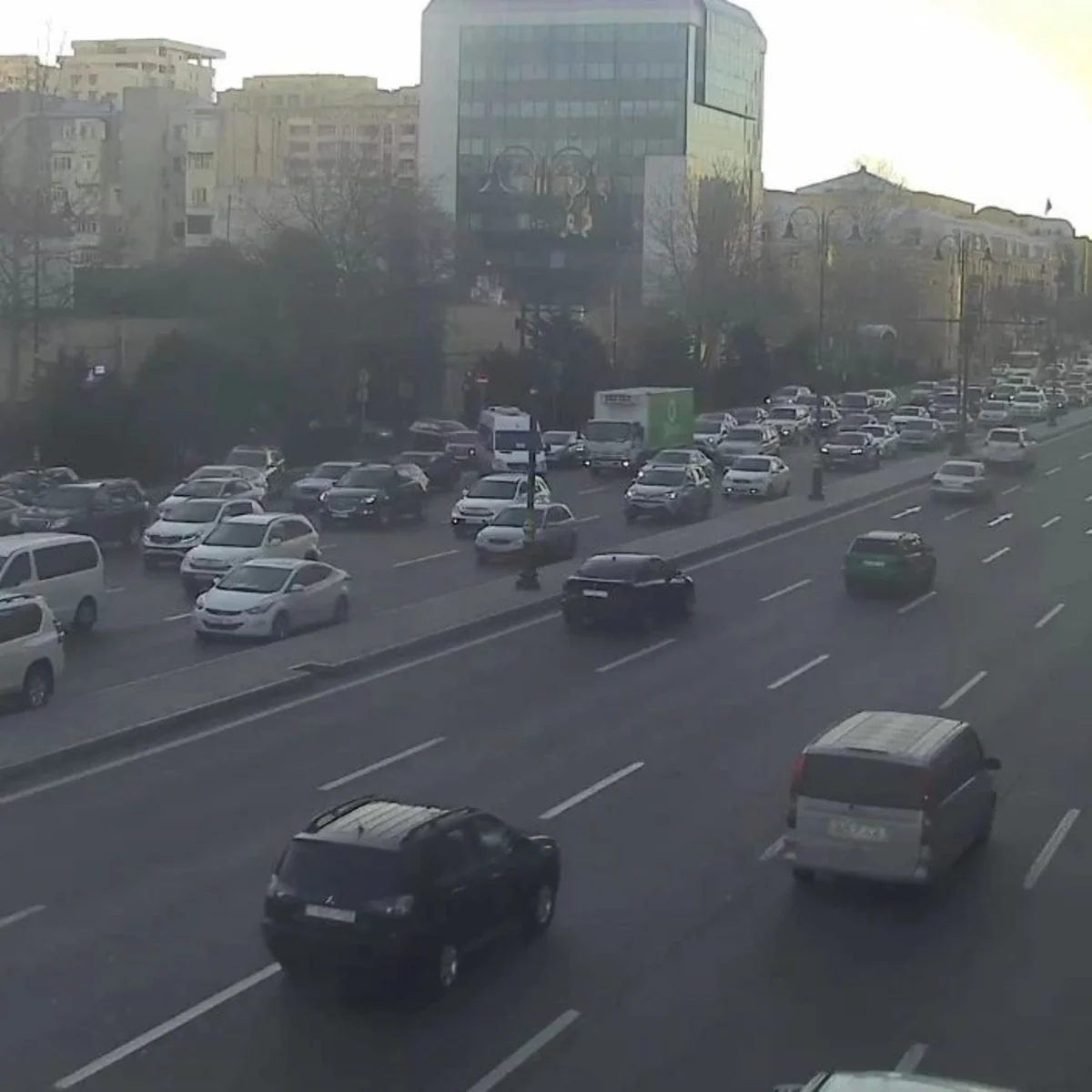 Bakının bir sıra yollarında nəqliyyatın hərəkətində tıxac yaranıb