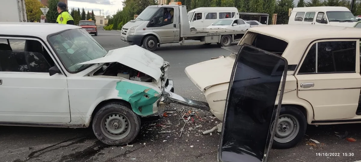 Şəkidə zəncirvari qəza olub, səkidə dayanan 2 piyada ağır xəsarət alıb