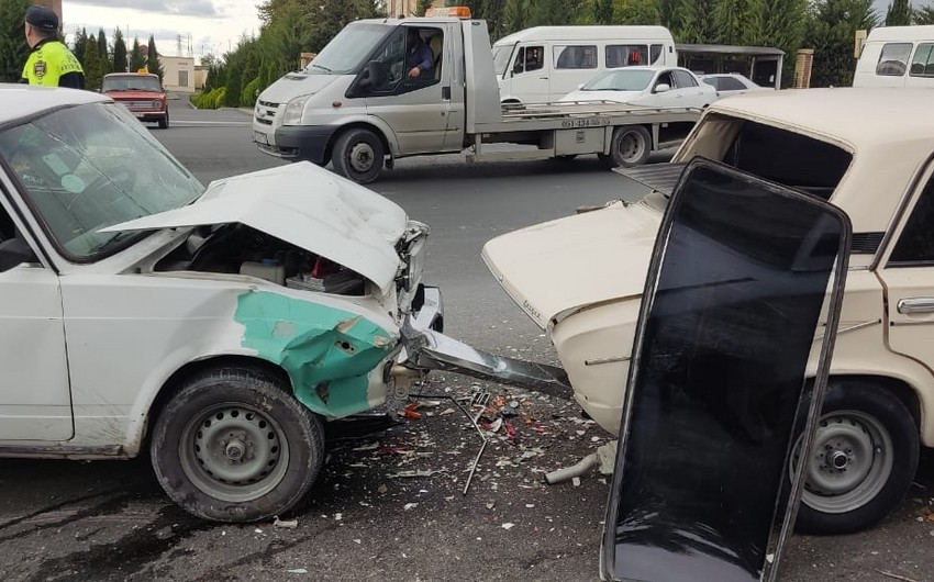 Şəkidə zəncirvari qəza olub, səkidə dayanan 2 piyada ağır xəsarət alıb