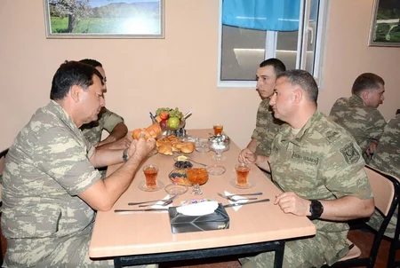 Müdafiə naziri düşmən mövqelərini müşahidə edib - VİDEO