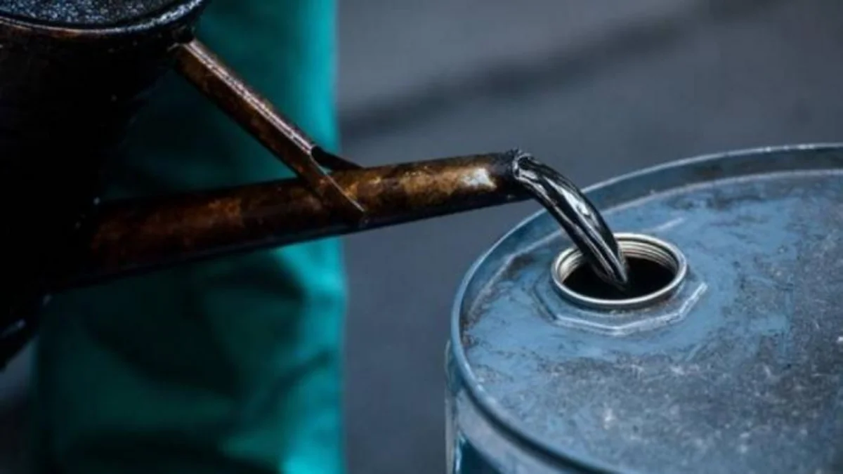 Нефть коррекционно подешевела после роста в течение всей уходящей недели