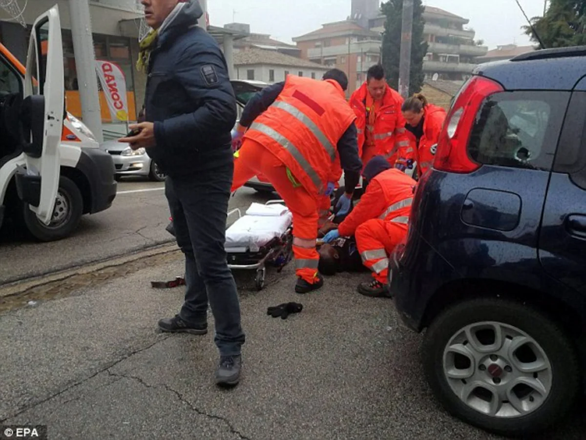 İtaliyada avtomobildən ətrafdakılara atəş açılıb, yaralananlar var