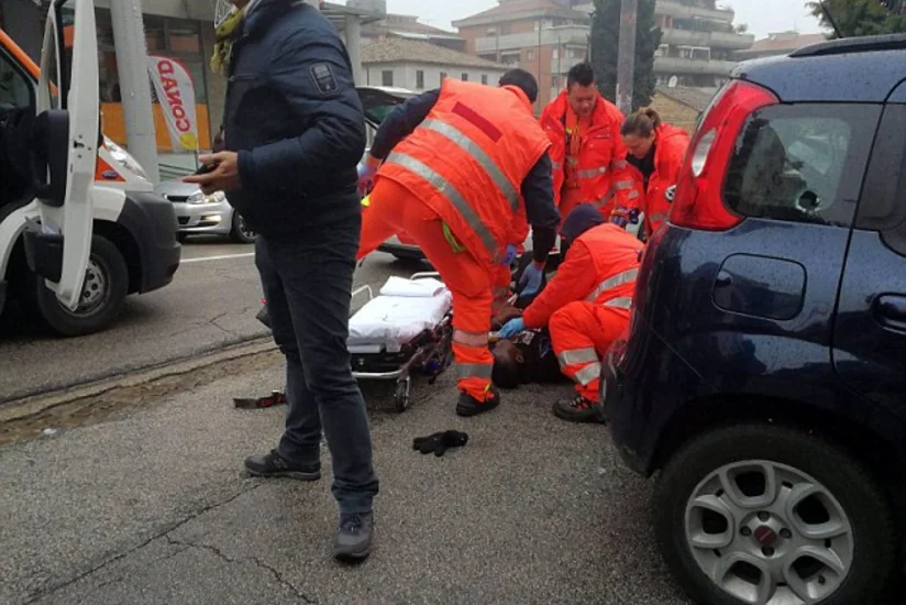 İtaliyada avtomobildən ətrafdakılara atəş açılıb, yaralananlar var
