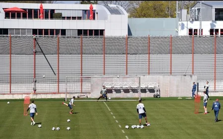 Bavariya məşqləri bərpa etdi, futbolçular məsafə saxladı