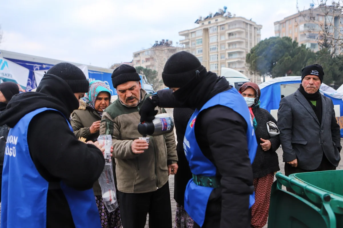 Азербайджанские волонтеры установили палатки для детей в Малатье