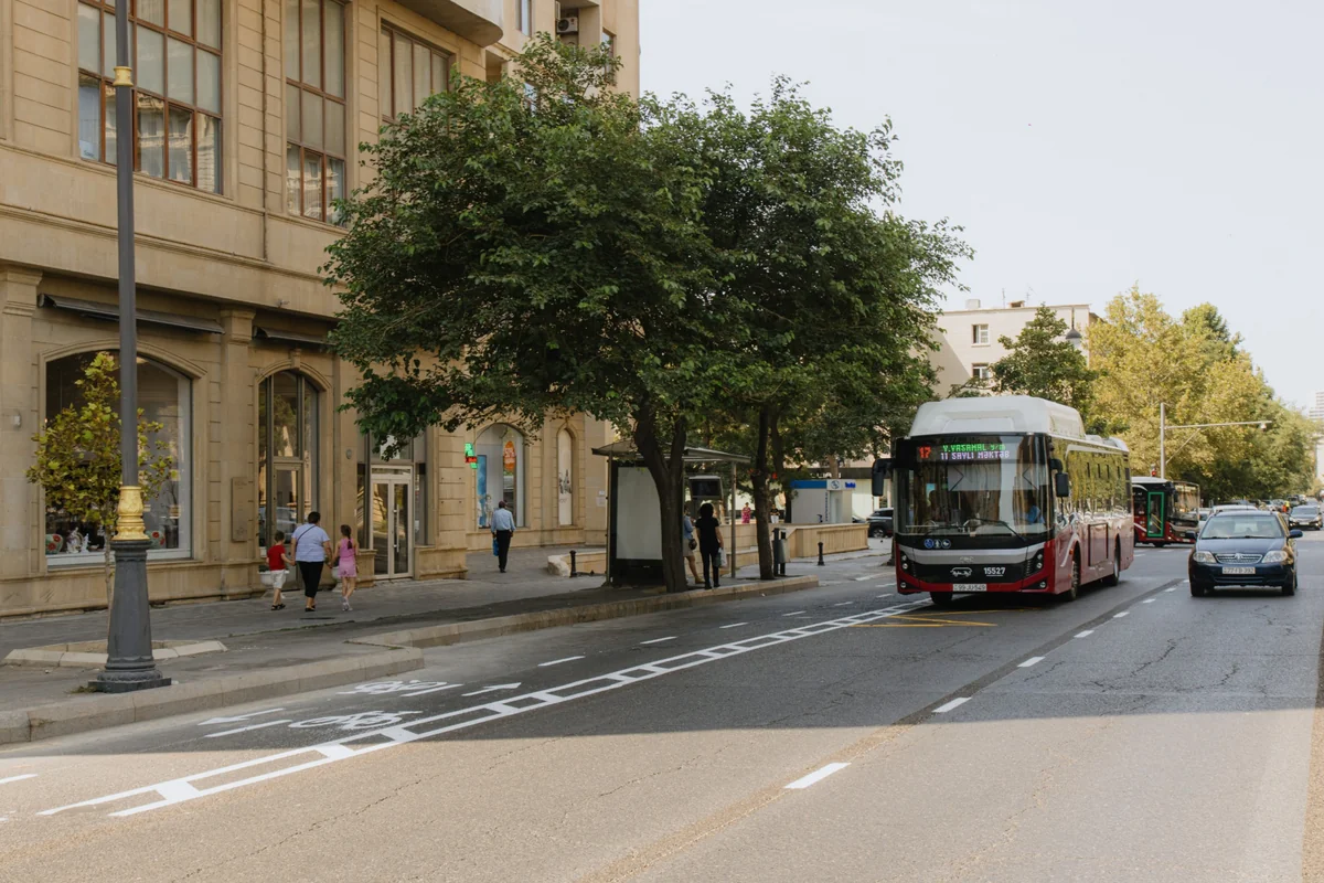 Bakının Hüseyn Cavid prospektində mikromobillik zolağı genişləndirilib