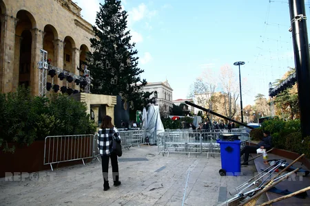 Tbilisidə Yeni il instalyasiyasında Bakının simvolu yer alıb