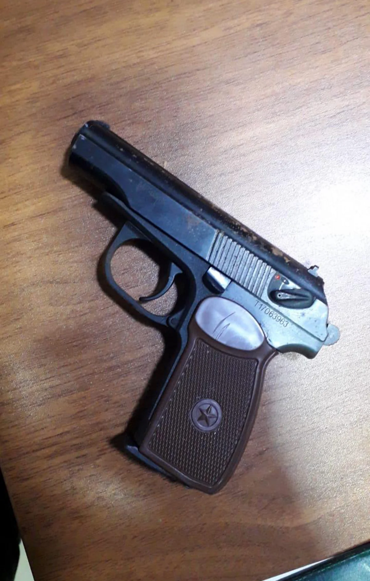 Gömrükçülər minik avtomobilində tapança aşkarladı