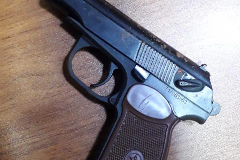 Gömrükçülər minik avtomobilində tapança aşkarladı