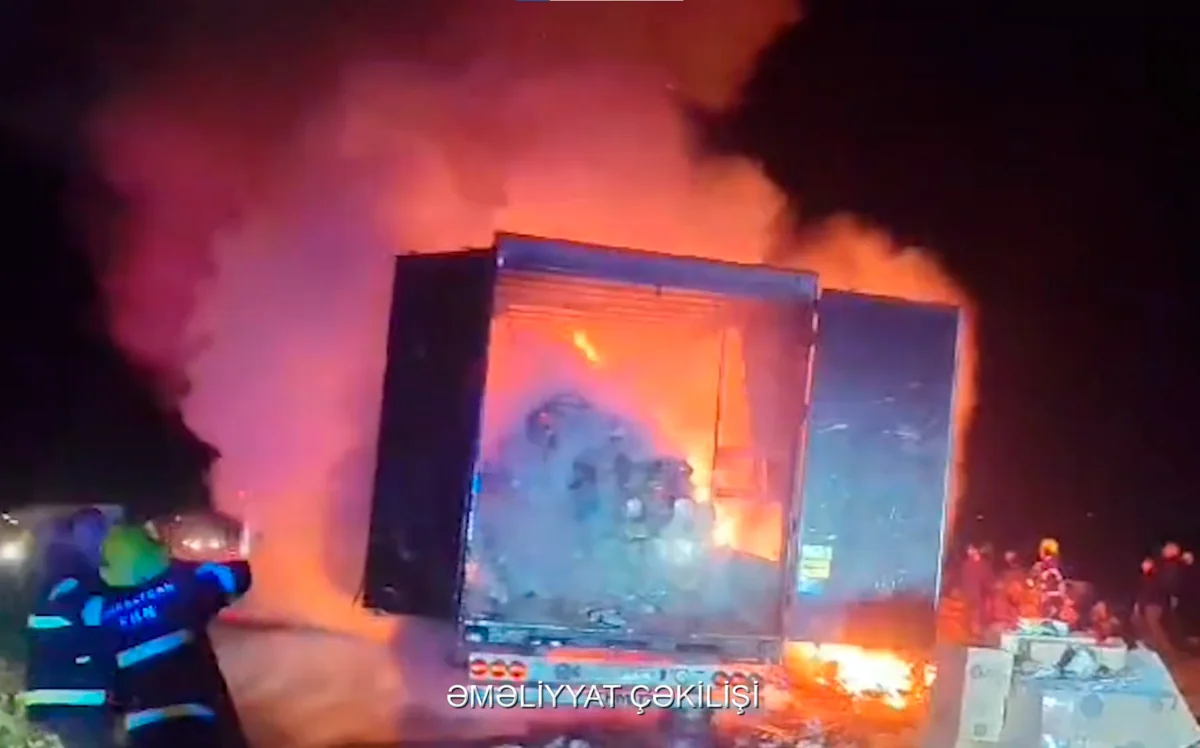 Hacıqabulda yük avtomobili yanıb, qoşqusundakı 14 ton qida məhsulu məhv olub