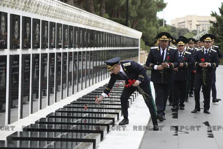 Baş Prokurorluğun əməkdaşları Fəxri və Şəhidlər xiyabanlarını ziyarət edib
