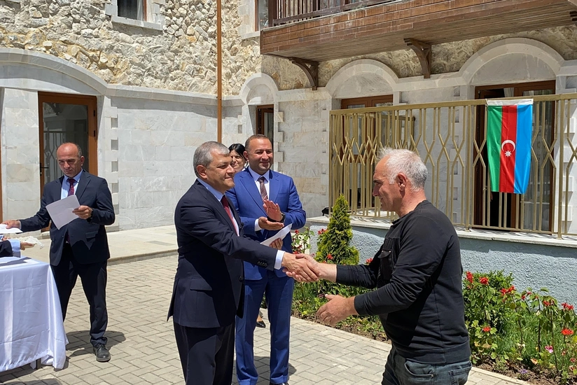 Növbəti 15 ailəlik köç karvanı Şuşaya çatıb, onlara açarlar təqdim olunub - YENİLƏNİB-2