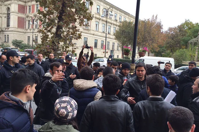 Bir qrup gənc İranın Azərbaycandakı səfirliyi qarşısında aksiya keçirib
