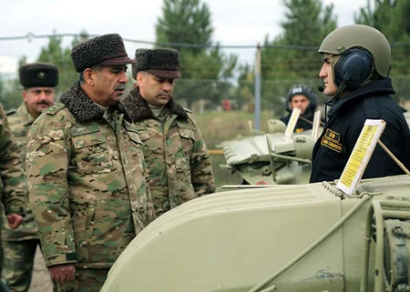 Müdafiə naziri cəbhə bölgəsində yerləşən zirehli texnikaların döyüş hazırlığını yoxlayıb