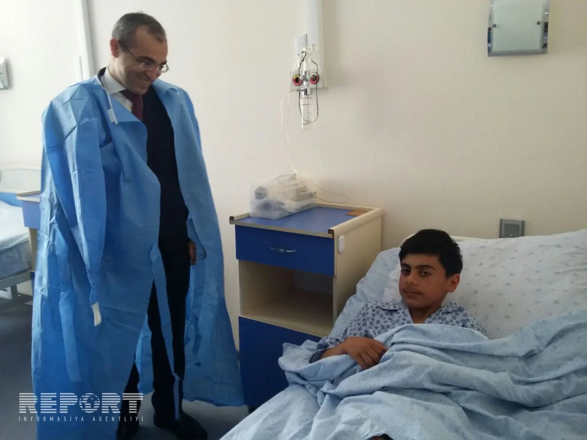 Təhsil naziri Bərdədə ermənilərin yaraladığı məktəbliyə baş çəkib - FOTO