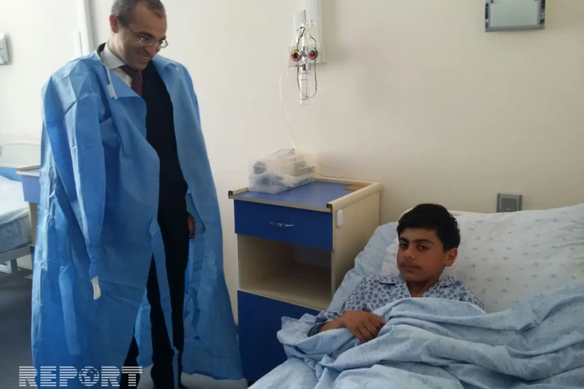 Təhsil naziri Bərdədə ermənilərin yaraladığı məktəbliyə baş çəkib - FOTO