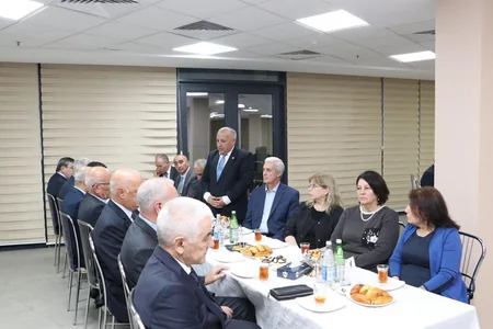 Baş prokuror Kamran Əliyev prokurorluğun veteranları ilə görüşüb