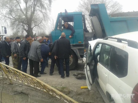 Göyçayda minik avtomobili ilə yük maşını toqquşub, xəsarət alan var - FOTO