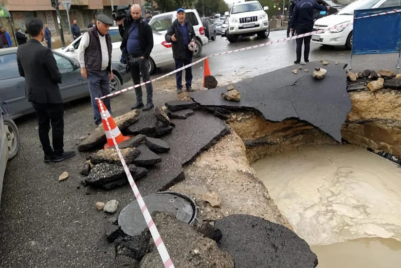 В результате аварии на водопроводе частично остались без воды Ясамальский и Сабаильский районы
