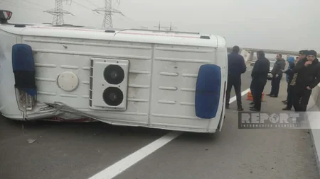 Şəmkirdə təcili tibbi yardım maşını aşıb, sürücü xəsarət alıb