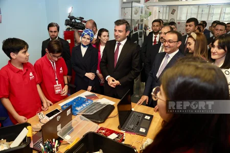 Selçuk Bayraktar Bilim Bakı mərkəzinin işi ilə tanış olub