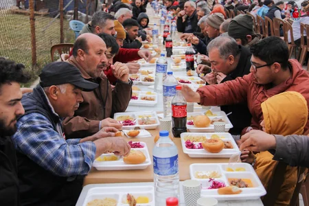 Azərbaycanın könüllü həkimləri ilə iş adamı Kahramanmaraşın daha bir bölgəsində yeməklər paylayıb - YENİLƏNİB
