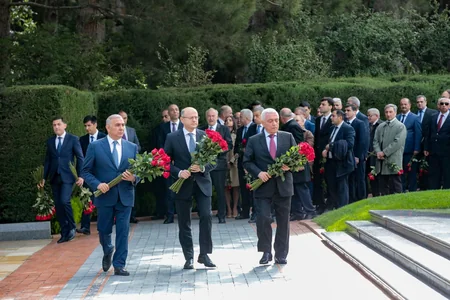 Energetiklər Fəxri Xiyabanı və Şəhidlər Xiyabanını ziyarət ediblər