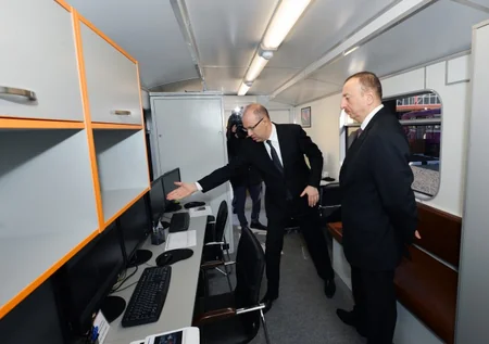 Prezident İlham Əliyev paytaxta gətirilən yeni metro qatarlarında yaradılan şəraitlə tanış olub