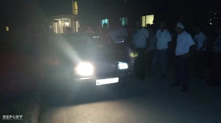 Lənkəranda maşını aşmış qohumuna köməyə gələn sürücü piyadanı vuraraq öldürüb - FOTO