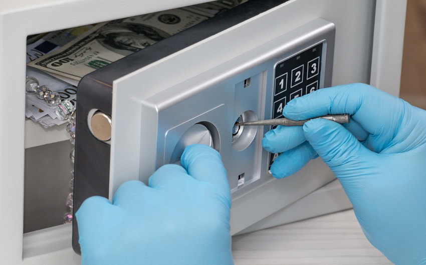 Bakıda mənzildən 62 min dollar oğurlanıb