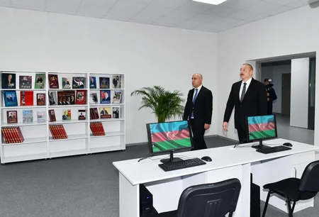 İlham Əliyev Sarayda yeni inşa edilən məktəbdə yaradılan şəraitlə tanış olub
