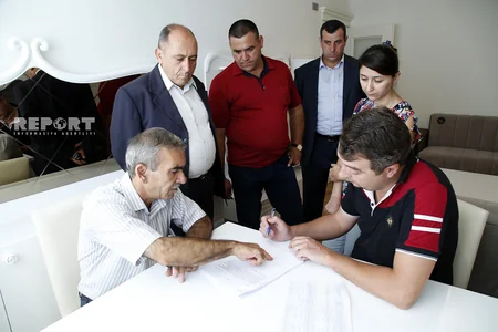 Bakıda yanan binanın sakinləri mənzillərinə köçürülür - FOTO