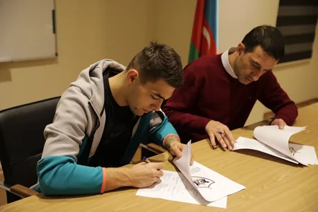 Qarabağ yeni transferi ilə müqavilə imzalayıb