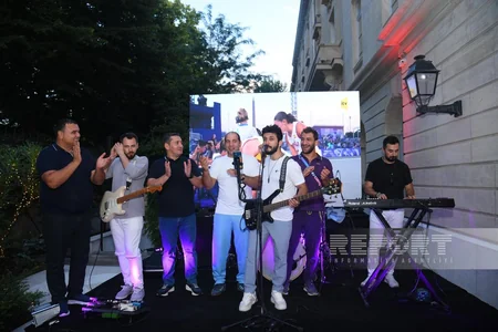 Parisdəki “Azərbaycan Olimpiya Evi”ndə idmançılarla görüş keçirilib