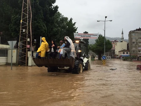 Trabzonda iki nəfəri sel aparıb