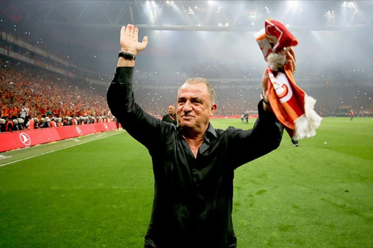 “Qalatasaray” əfsanəsinin formasını hərracda “Fənərbağça” rəsmisi alıb