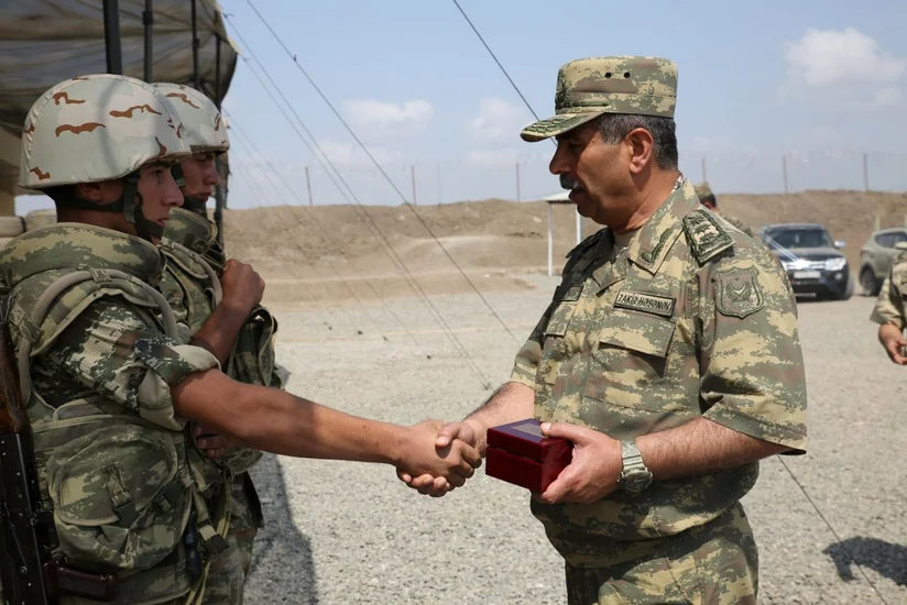 Azərbaycanın müdafiə naziri cəbhə xəttinə gedib